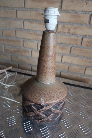 Lampe, Søholm, Modelnr. 1202, Braun Keramik
H: 38cm inkl. Fassung
Stempel: 1208-2 - Søholm - Stentøj - Danmark
In gutem Stande