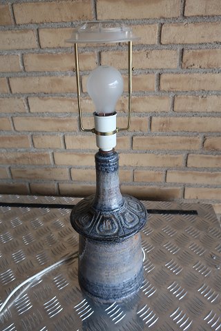 Retro Lampe ausAxella, Model nr. 642
Tischlampe aus Keramik, Grau mit blauem Dekortion
Jette Hellerøe
H: 31cm excl. Fassung
Stempel: Axella - Jette Hellerøe
Im Preis ist der Halter
In gutem Stande