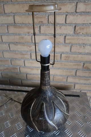 Retro Tischlampe, signeret "Bjørn", der ganz viel Lampen gemacht hat
Schön und kreativ aus keramik gemacht
H: 31cm exkl. Fassung
Der Preis ist inkl. den Halter
In gutem Stande