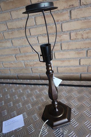 Tischlampe aus bruniert Messing 
H: mit Fassung: 35cm
H: ohne Fassung: 30m
Der Preis inkludiert den Halter für den Schirm
In gutem Stande