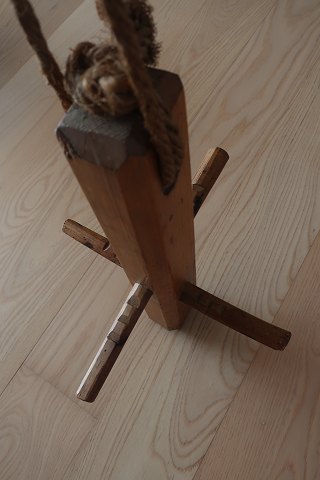 Antikkes Krug aus Holz gemacht
Ursprünglich dafür Fleich daruf zu hangen
Solche Kruge waren oft aus Eisen gemacht, aber dies ist aus hangeschnittetem
Von den 1800-Jahren Holz gemacht
Sehr dekorativ
In sehr gutem Stande