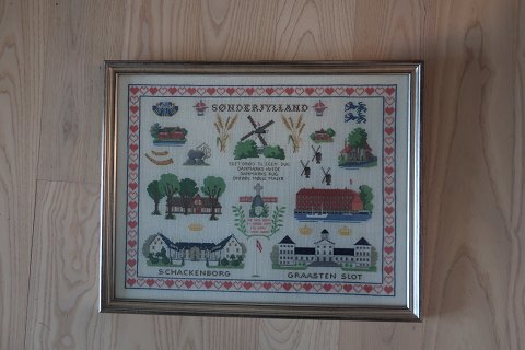 Altes Namentuch aus Sønderjylland, Dänemark
Mit Schackenborg und Graasten Slot (Schloss)
Im originalen Rahmen
43cm x 53,5cm
In gutem Stande
Wir haben eine gute Auswahl von Namentücher
Kontakten Sie uns bitte für weitere Information