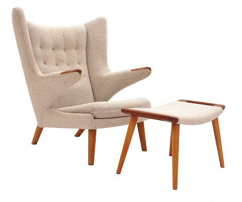 Hans J. Wegner "Papa Bear"-Stuhl mit Fussbank. 
Beide aus Teak. AP19 und AP29. Gut erhalten. 
Kleine Gebrauchsspuren