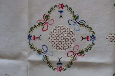 An altes Tischtuch
Mit Stickerei in Farben, - handgemacht
Um 102cm x 97cm
In sehr gutem Stande