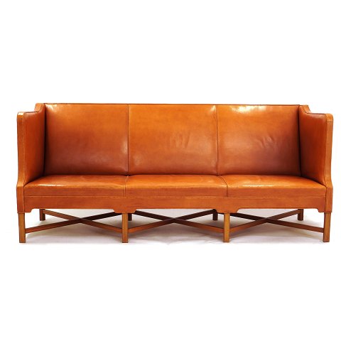 Kaare Klint Sofa 4118 bezogen mit patiniertem 
Naturleder in einem sehr schönen Zustand. Beine 
aus Mahagoni. L: 199cm. H: 82cm. T: 80cm