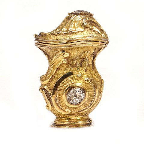 Riechsdose aus vergoldetem Silber von Gerhard 
Hass, Kopenhagen, 1745-90. H: 6,2cm. G: 40,5gr