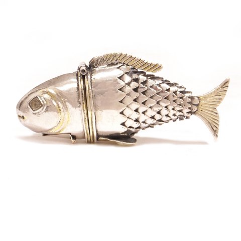 Hovedvandsæg i delvist forgyldt sølv i form af 
fisk udført af Johan Haberkiel, Aabenraa, 1756-70. 
L: 8,8cm