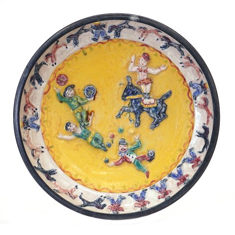 Steinzeug Platte von Bode Willumsen, 1895-1987, 
mit Reliefmotiven in Form Zirkusartisten. Signiert 
und datiert 1945. D: 32,5cm