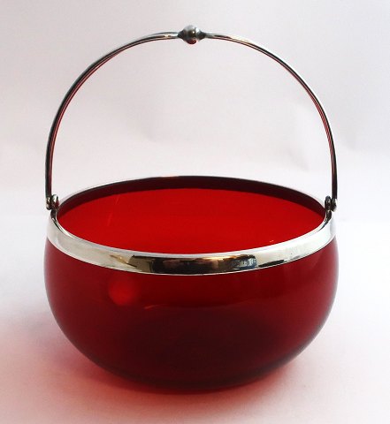Svend Toxvärd. Zuckerdose mit Silbermontierung und rotem Glas (830). Durchmesser 
10 cm.