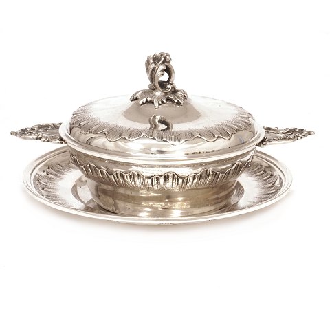 Kleine Zuckerterrine aus Silber von A. Michelsen, 
Kopenhagen, datiert 1893. H: 10cm. G: 552,1gr
