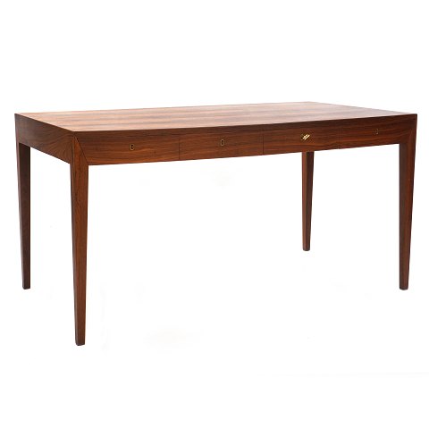 Severin Hansen skrivebord. Palisander fineret 
skrivebord med fire skuffer. Formgivet af Severin 
Hansen og produceret af Haslev Møbelsnedkeri. 
Nøgle medfølger. Pæn stand. H: 74cm. Plade: 
75x143cm