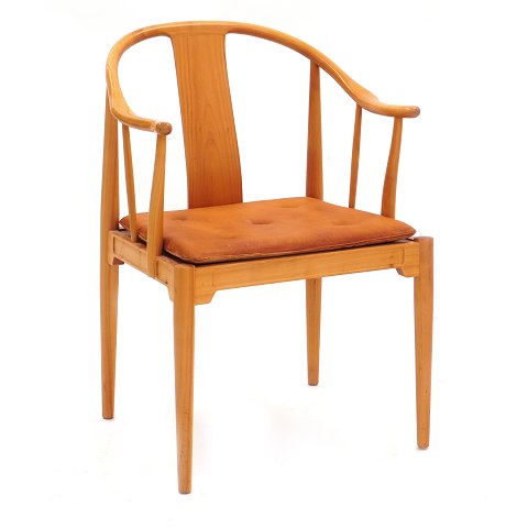 Hans Wegner Kina stole. Hans J. Wegner, 1914-2007, 
Kinastole i lyst kirsebærtræ med patineret hynde i 
cognacfarvet læder.