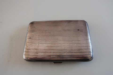 Cigaretetui
Sølv
Stemplet: I.W.
8,5cm x 6cm