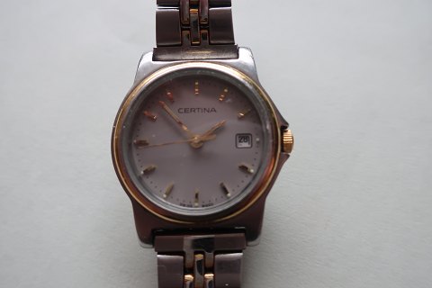 Vintage Armbanduhr mit Uhrband
Mit Sekundenzieger und Datum
Marke: Certina, Schweiz, - traditionelles gutes Qualität
Durchm: um 2,5cm
Das Glas ist ohne Rissen
Die Uhr funktioniert
In gutem Zustand