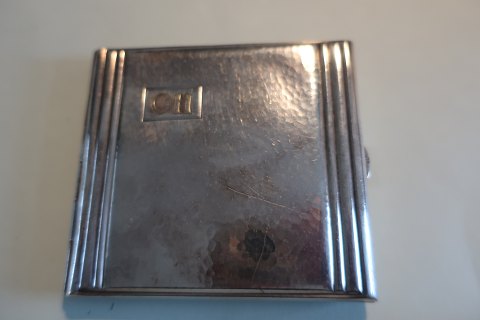 Zigarettenetui
Gehämmertes Neu Silber
"CH" auf der Forne Seite
Aus den 1900-Jahren
Drinnen ist geschrieben: "Erna 16.9.36"
9cm x 7,5cm
In sehr gutem Zustand