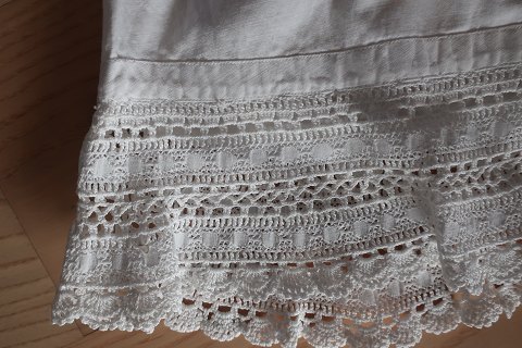 Gamle smukke gamle mamelukker med håndhæklede kanterSmuk og spændende beklædningGod stand
