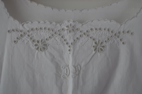 Frauenhemd / Kleid
Ein antikes Frauenhemd mit schöner Handarbeit
Das antikke, dänishe Leinen und Barchent ist unser Sondergebiet