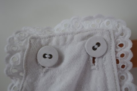 Frauenhemd / Kleid ohne  Ärmel
Ein antikes Frauenhemd mit hand gestickten Knopflöcher und handgestickten 
InitialienDas antikke, dänishe Leinen und Barchent ist unser Sondergebiet