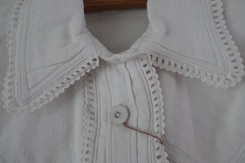 Hemd / Kleid aus Flanell mit Struktur gemacht, mit 3/4 ÄrmelEin antikes Frauenhemd mit schöne DetalienDas antikke, dänishe Leinen und Barchent ist unser Sondergebiet