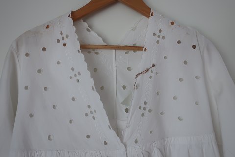 Hemd / Kleid mit kürze Ärmel
Ein antikes Frauenhemd mit schöner Handarbeit
Das antikke, dänishe Leinen und Barchent ist unser Sondergebiet