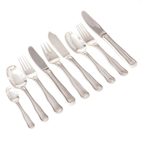 Georg Jensen Dobbeltriflet sølvbestik til 12 
personer i alt 106 dele. Design af Harald Nielsen 
1947
