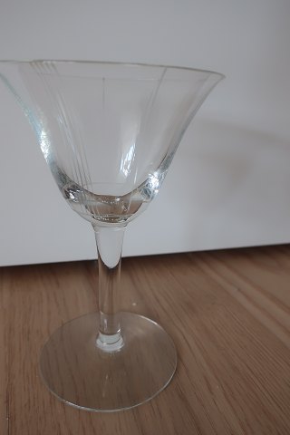 Glas für Weiss Wein
Holmegaard Glasværk in Dänemark
Name: Birkholm Glas
Design Per Lütken, Dänemark
1942
H: um 13cm
12 stk.
Preis pro stk. = DKK 90,- 
Preis für alle 12 Gläser = DKK 900,- 
In gutem Zustand