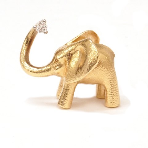 Ole Lynggaard, Copenhagen, Elefantenschliesse aus 
14kt Gold mit einem Brillanten von 0,1ct Gold. 
Grösse: 25x23cm