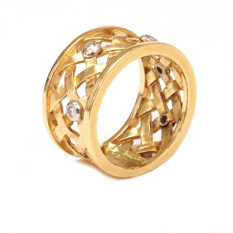 Ole Lynggaard Copenhagen 14kt gold ring with five 
diamonds. Width: 11mm. Ringsize: 54