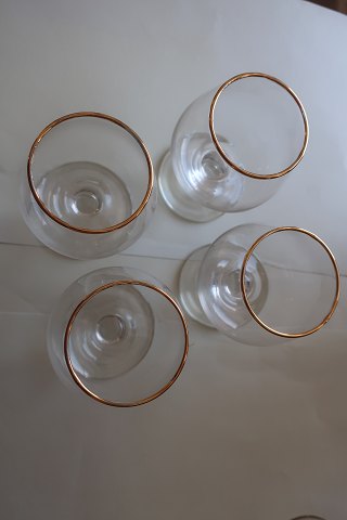 Schwenker/Schwenkglas (Kognacglas) goldgerändert
H: 9cm
Aus den 1950-Jahren
Wir haben: 4 stk.
Der Preis pro stk: DKK 25,- 
Der Preis für alle 4 Glässer: DKK 70,-
Wir möchten die gerne als gesamt verkaufen
In gutem Zustand