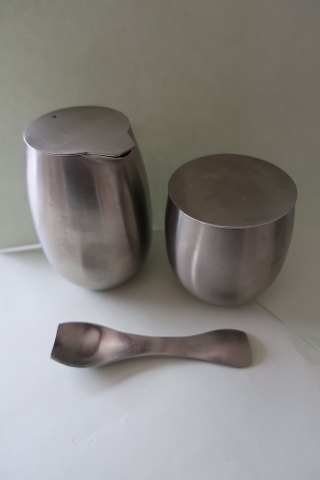 Bodum, Dänemark
Schön Zucker - Sahne Set aus borstigem Stahl
Die Zucker Schale ist mit Deckel
Die schöne Zucker Löffeln ist inkludiert in der Preis
Design: C. Jørgensen, Dänemark
In gutem Zustand