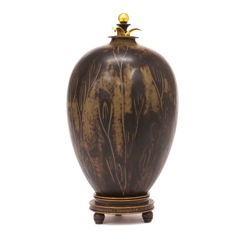 Steinzeugvase von Gerd Bøgelund für Royal 
Copenhagen mit Bronzenmontierung. H: 22cm