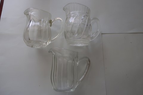 Old cream jugs made of glassFrom about 1930Mit star at the bottomH: 10cmCan be bought one by one or togetherIn a good condition