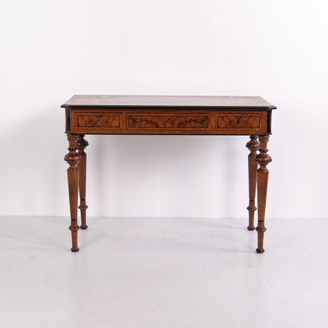 Kleiner Antiker Schreibtisch aus Nussbaum mit Wurzelholzfurnier ca. 1880er Jahre