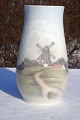 B&G vase med 
motiv af mølle. 
Bing & Grøndahl 
porcelæn, vase 
nr. 8522 / 210. 
Højde 17,5 cm. 
1. ...