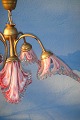 4-Arm-
Deckenleuchte 
Messing, 
Lampenschirme 
Glas mit rosa 
Muster und 
gewelten Rand. 
Höhe 54 cm. ...