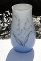 Vase mit 
Maiglöckchen, 
B&G Porzellan. 
"Convalla" Bing 
& Gröndahl Vase 
 nr. 57 /210. 
Höhe 17,5 ...
