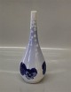 Kgl. 395-61 
Vase med blå 
blomster 23,5 
cm  Maler nr 12 
pre 1923  fra 
Royal 
Copenhagen I 
hel og ...