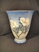 Seltene große 
Vase. mit 
Blumenmotiv.
 Bing & 
Gröndahl.
 B & G Nr. 
8607-411
 Höhe: 29 cm
 ...