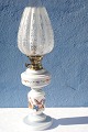 Öllampe, Tisch-Lampe Handgemalte mit Florales Dekor Blumendekor, Glasschirm. Höhe 60 cm. 19.Jhd ...
