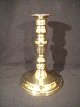 Messing 
Kerzenständer.
 Höhe: 17 cm, 
Fuß-
Durchmesser: 11 
cm.
 Ab ca. 
1850-80
 Preis Dkr. 
1695, -