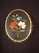 Brosche.
 Plated.
 Blumen-Motiv 
aufgehoben in 
Pietra-dura-
Stil.
 Höhe: 5 cm 
Breite: 4,5 cm.
 ...