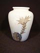Vase mit 
Weihnachtskaktus.

 Höhe: 10,5 cm
 Royal 
Copenhagen RC 
Nr. 2672-1740
 Preis Dkr. 
139, -