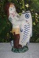 Aluminia 
Steingut. der 
Kinderhilfe 
Figur. Knabe 
mit fisch, aus 
dem Jahr 1946. 
Figur Nummer 
2439. ...