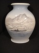 Vase mit 
Fischen in 
einem Kajak off 
des Eisbergs.
 Höhe: 22,5 
cm, Breite: 18 
cm, Tiefe: 10 
...