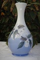 Vase mit 
Blumendekoration, 
Königlich 
Porzellan Royal 
Copenhagen. 
Vase nr. 
853-51. Höhe 
21,5 cm. ...