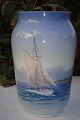 Segelboot auf 
See, Königlich 
Porzellan Royal 
Copenhagen. 
Vase nr. 
2842-3604. Höhe 
21 cm. ...
