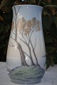 Vase med 
landskabsdekoration.
 B&G porcelæn. 
Bing & Grondahl 
 vase nr. 
8671-209. Højde 
21 cm. 1. ...