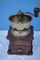 Kaffeemühle aus 
Naturholz mit 
Messing. 
Funktionsfähig