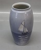 Bing & Grøndahl 
B&G 850-5254 
Vase Sejlskib 
13,5 cm Marine 
1. I fin og hel 
stand. 
