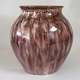 Dänishe 
Tonvase. Weiße 
ton schicht 
dekoriert mit 
braunen Glasur, 
ca.1920. H:. 21 
cm. Reste ...